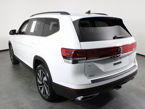 Used 2025 Volkswagen Atlas SE image 3