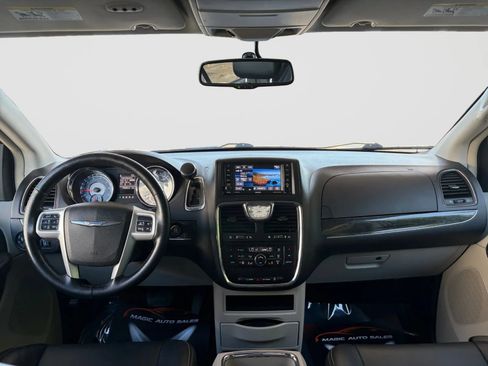 Used 2016 Chrysler Town & Country Touring w/ Driver Convenience Group FWD image 24