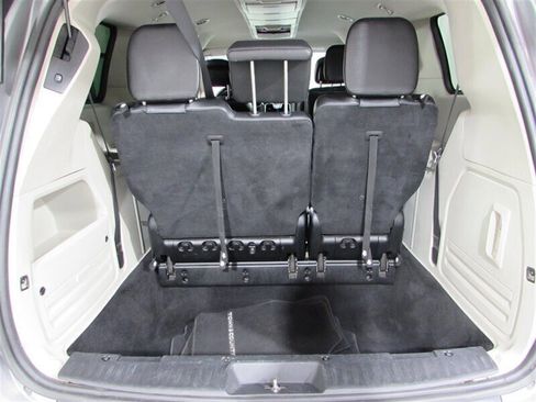Used 2014 Chrysler Town & Country Touring image 23