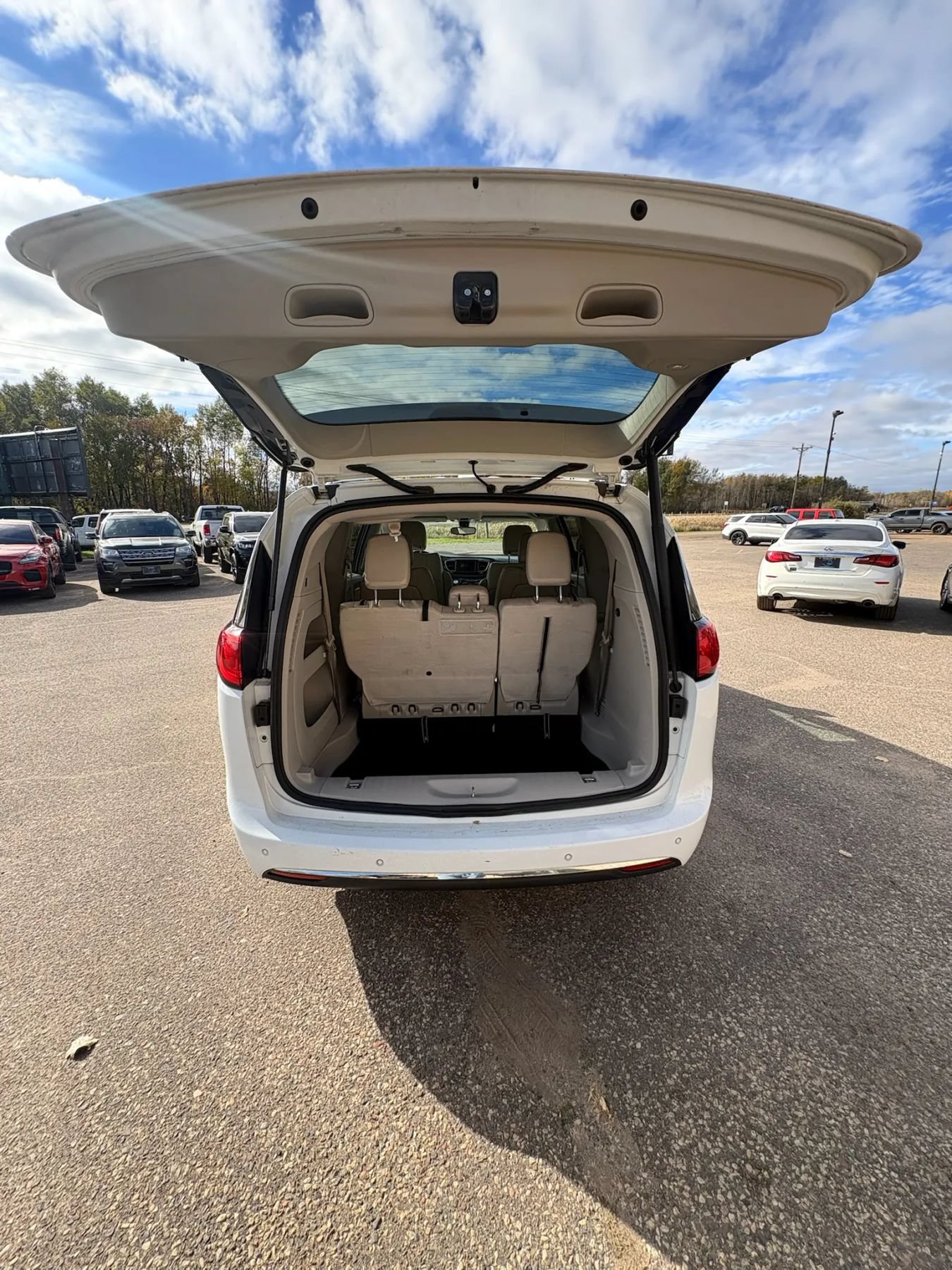 Used 2018 Chrysler Pacifica Touring-L FWD image 40