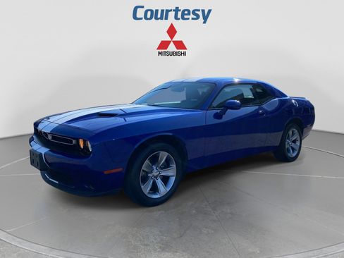 Used 2019 Dodge Challenger SXT RWD image 1
