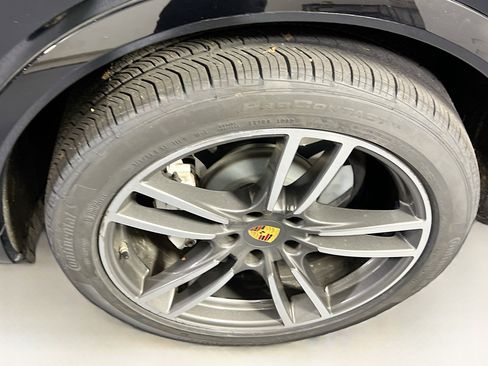Used 2020 Porsche Cayenne Turbo AWD/4WD image 32