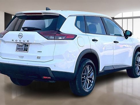 Used 2025 Nissan Rogue S image 2