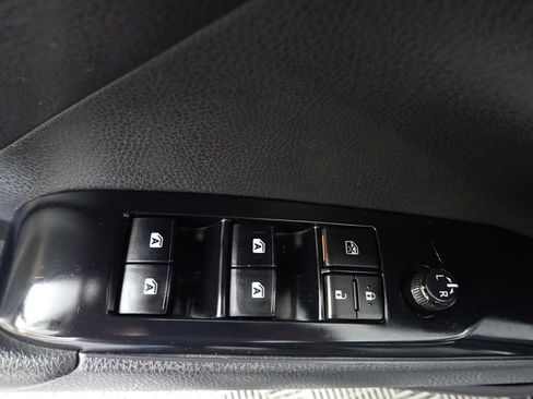 Used 2019 Toyota Camry SE FWD image 19