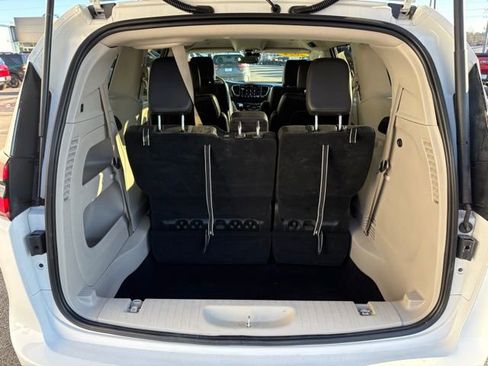 Used 2024 Chrysler Pacifica Touring-L image 32