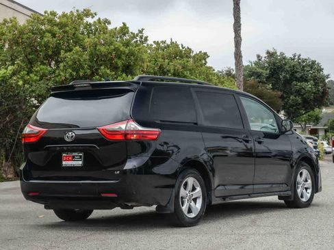 Used 2020 Toyota Sienna LE w/ Carpet Mat Package FWD image 7