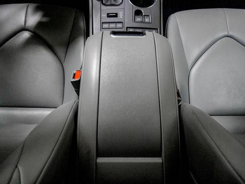 Used 2021 Toyota Highlander XLE AWD/4WD image 29