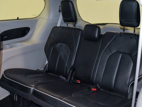 Used 2023 Chrysler Pacifica Limited image 7