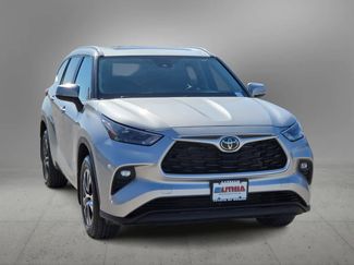 Used 2023 Toyota Highlander XLE FWD video 3