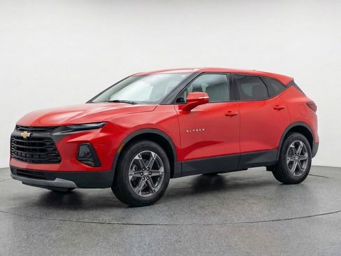 Used 2025 Chevrolet Blazer LT image 3