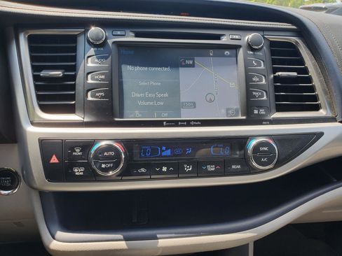 Used 2017 Toyota Highlander XLE AWD/4WD image 23