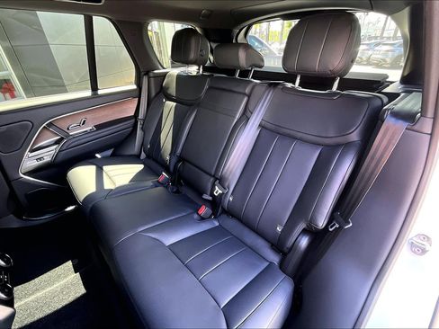 Used 2025 Land Rover Range Rover SE AWD/4WD image 25