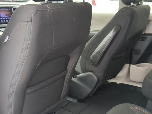 Used 2017 Chrysler Pacifica Touring image 25