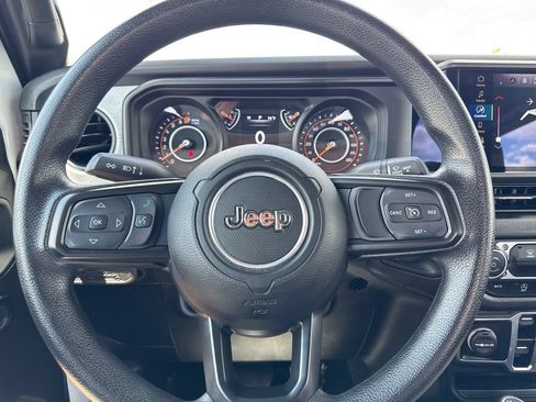 Used 2025 Jeep Gladiator Sport AWD/4WD image 17