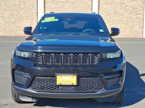 Used 2023 Jeep Grand Cherokee Altitude image 2