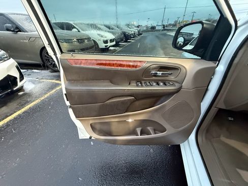 Used 2016 Chrysler Town & Country Touring-L image 10