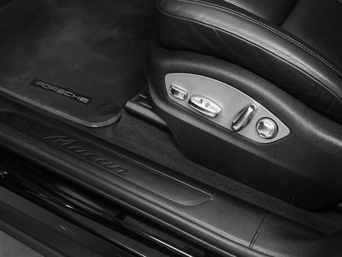 Certified 2020 Porsche Macan AWD/4WD image 25