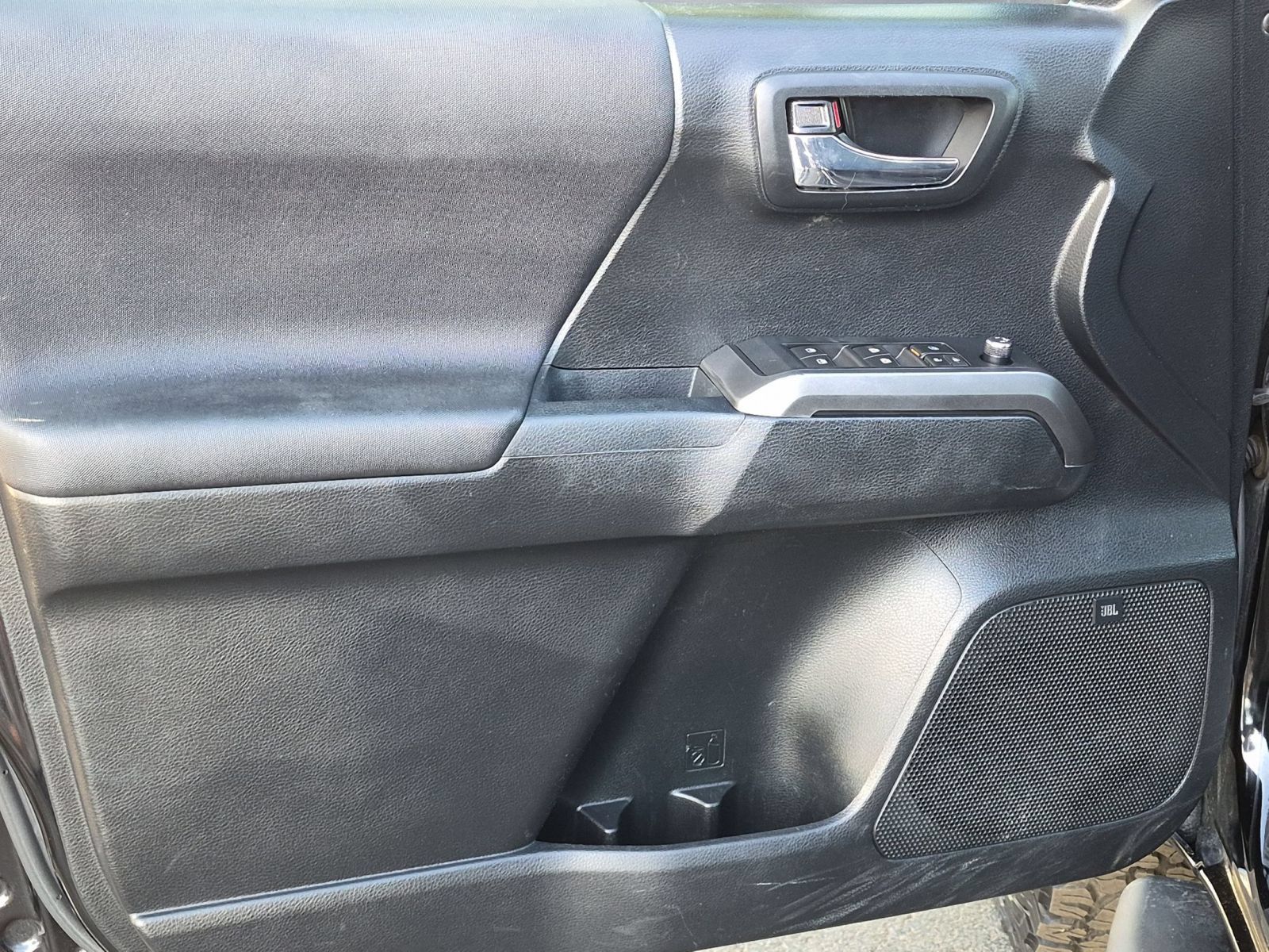 Used 2016 Toyota Tacoma TRD Off-Road AWD/4WD image 12
