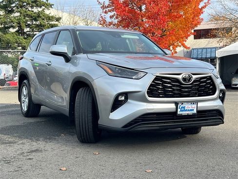 Used 2024 Toyota Highlander LE image 3