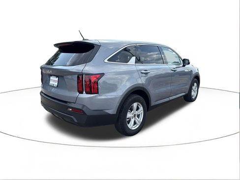 Used 2023 Kia Sorento LX FWD image 2