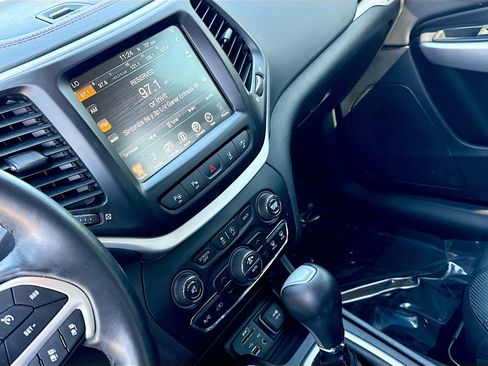 Used 2018 Jeep Cherokee Trailhawk w/ Quick Order Package 27L image 27