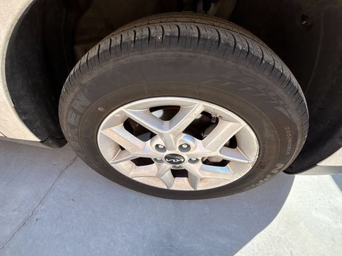 Used 2025 Kia Soul LX w/ LX Technology Package FWD image 30