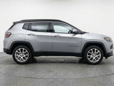 Used 2025 Jeep Compass Limited image 11