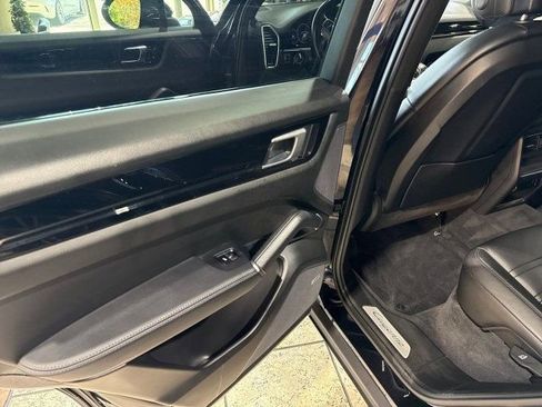 Used 2022 Porsche Cayenne image 19