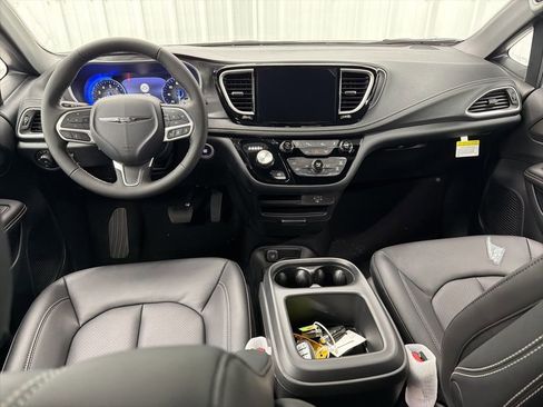 New 2026 Chrysler Pacifica Select image 14