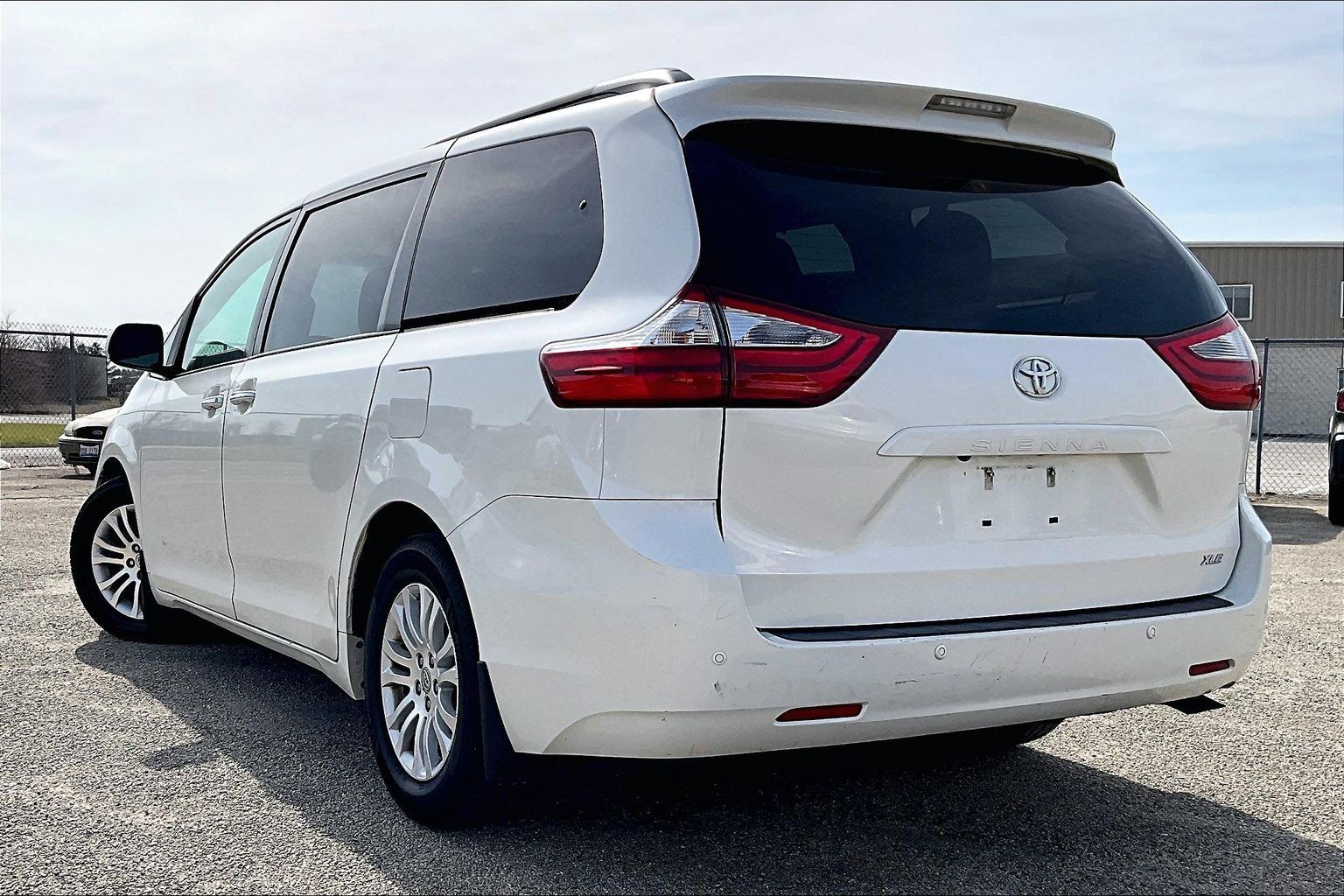 Used 2016 Toyota Sienna XLE Premium FWD image 6