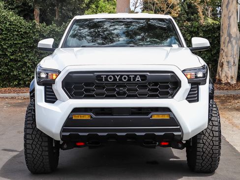 Used 2025 Toyota Tacoma SR5 AWD/4WD image 2