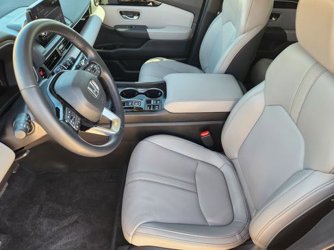 Used 2024 Honda Pilot Touring image 13