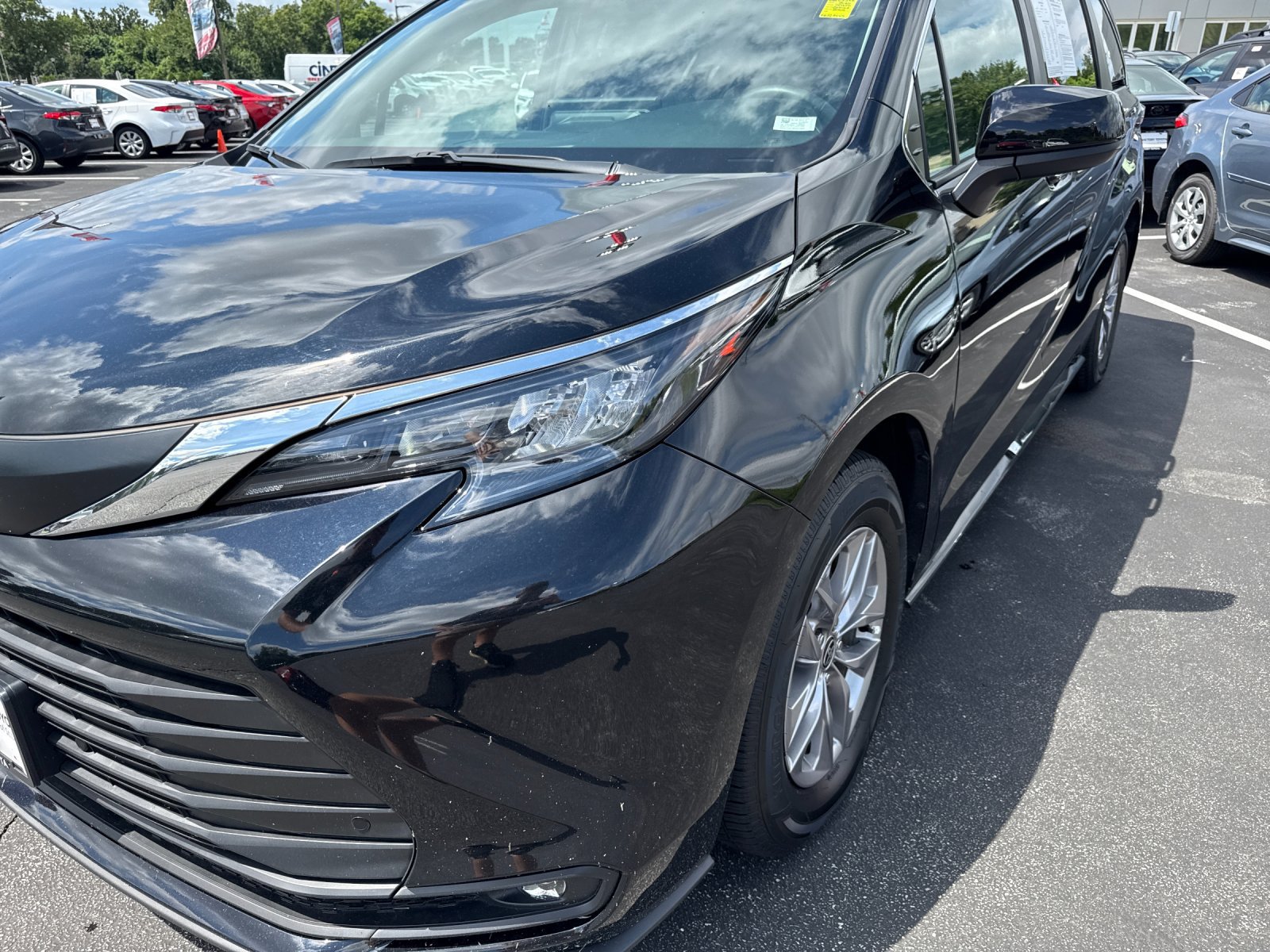 Used 2026 Toyota Sienna XLE FWD image 27