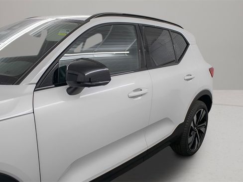Certified 2025 Volvo XC40 B5 Plus image 3