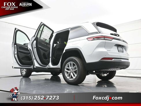 New 2025 Jeep Grand Cherokee Laredo X w/ Luxury Tech Group I image 30