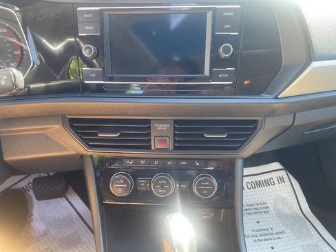 Used 2019 Volkswagen Jetta SE w/ Cold Weather Package FWD image 16