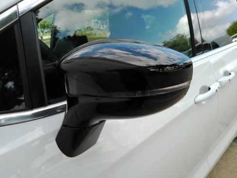 Used 2025 Chrysler Pacifica Select image 17