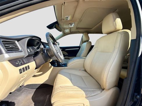 Used 2017 Toyota Highlander XLE image 23