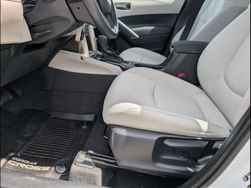 Used 2024 Toyota Corolla Cross L image 9