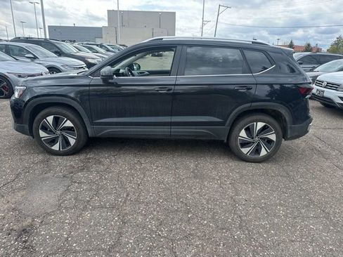 Used 2025 Volkswagen Taos SE AWD/4WD image 6