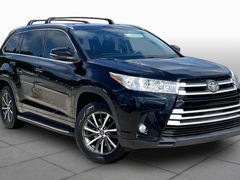 Used 2017 Toyota Highlander XLE AWD/4WD image 2