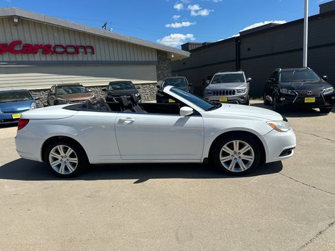 Used 2014 Chrysler 200 Touring image 2