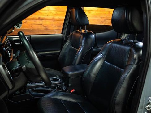 Used 2019 Toyota Tacoma TRD Off-Road AWD/4WD image 9