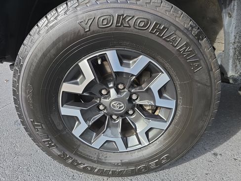 Certified 2020 Toyota Tacoma TRD Off-Road image 36