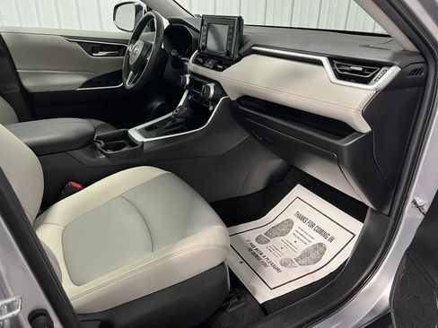 Used 2021 Toyota RAV4 XLE Premium image 3