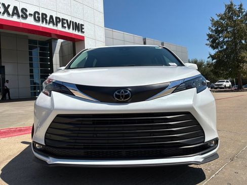 Used 2026 Toyota Sienna XLE FWD image 3