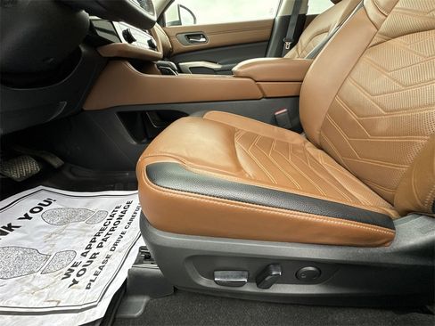 Used 2023 Nissan Pathfinder Platinum image 12