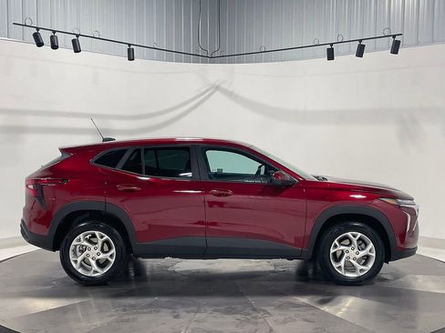 Used 2024 Chevrolet Trax LS w/ LS Convenience Package image 10