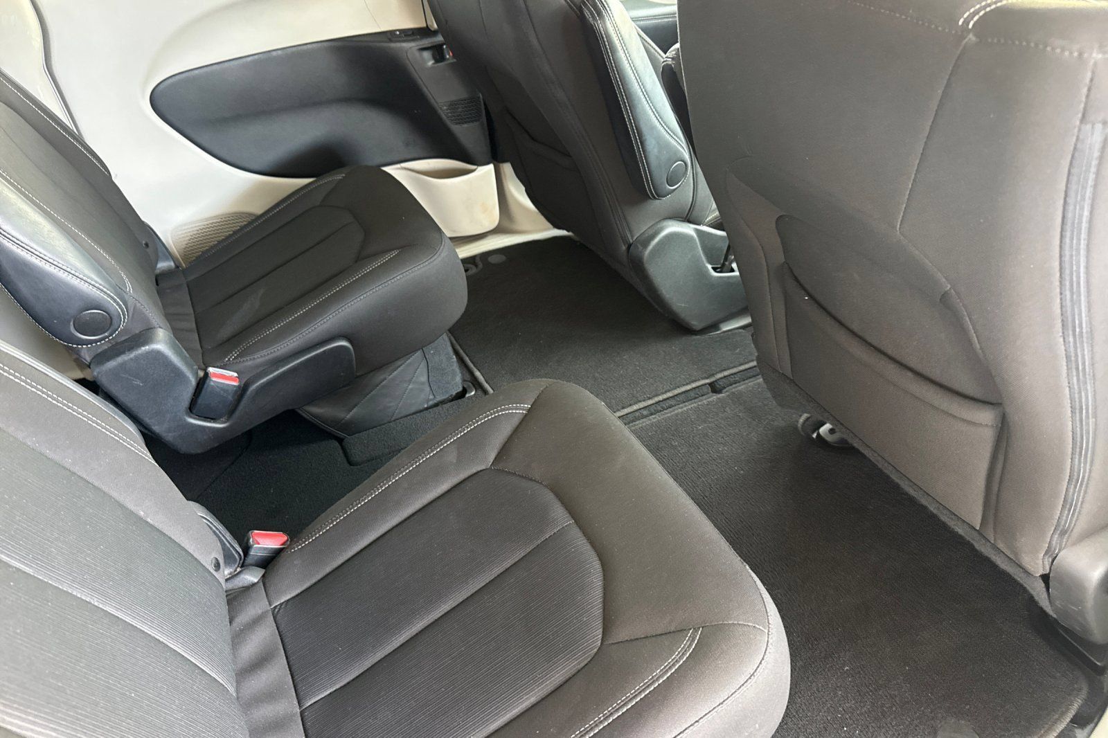 Used 2022 Chrysler Voyager LX FWD image 24