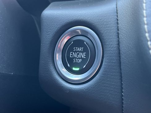 Used 2023 GMC Yukon SLT w/ SLT Premium Package RWD image 9